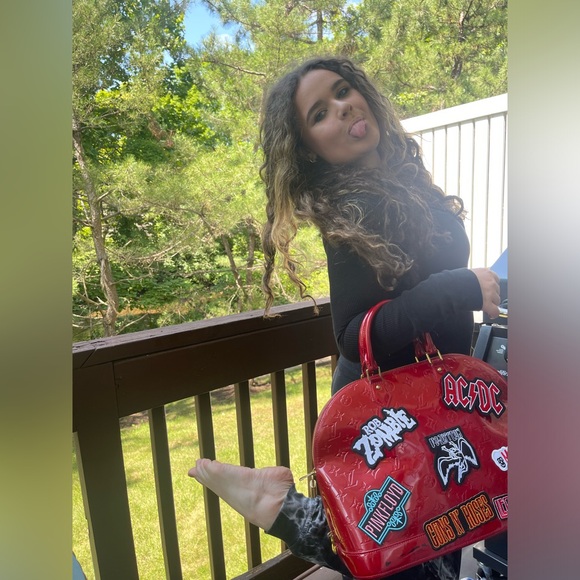 Huge Louis Vuitton Pomme D’amore Vernis MM with rock and roll patches. - Picture 7 of 7